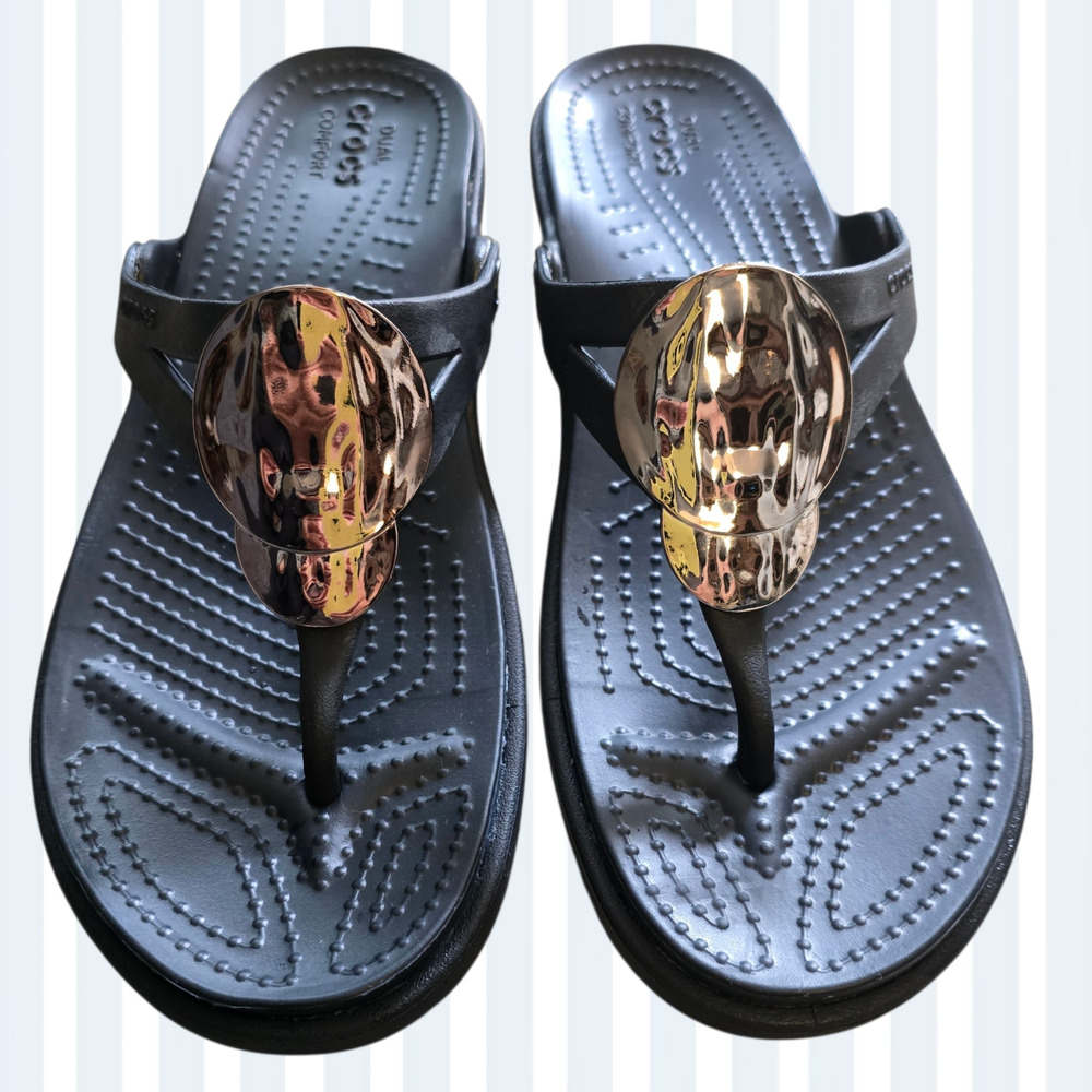 NWOT, Crocs Women's Sanrah Liquid Metallic Sandals Thongs Black, Size 7